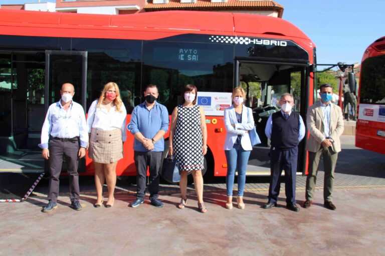 Dos autobuses urbanos híbridos, ecológicos y sostenibles recorrerán las calles de Alcázar desde mañana