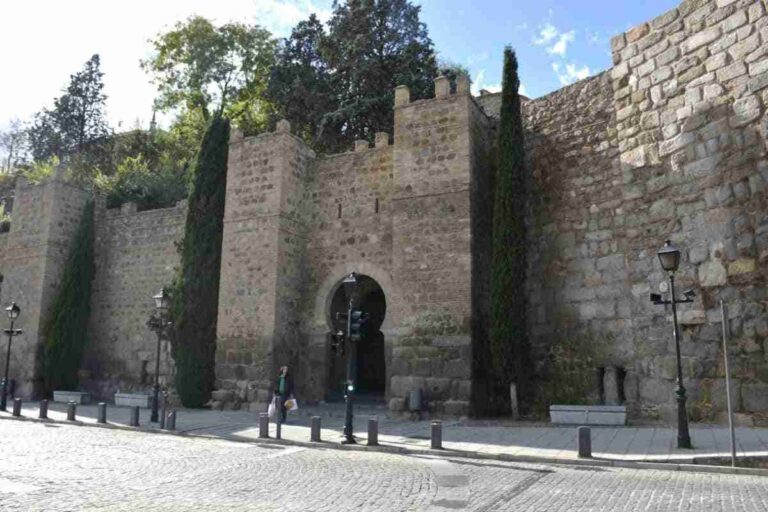 Toledo iluminará de azul turquesa la puerta de Alcántara con motivo del Día Internacional de la Dislexia