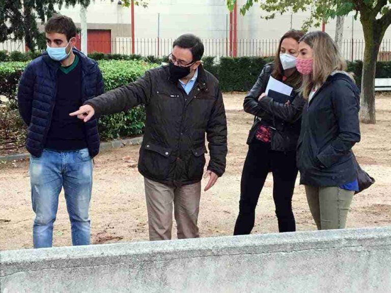 El Ayuntamiento instala 435 bancos nuevos en zonas verdes de Ciudad Real