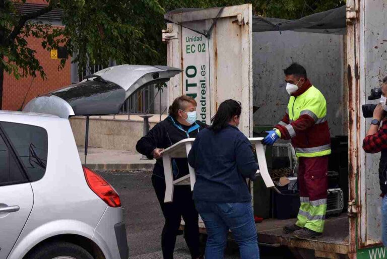 La Poblachuela cuenta desde hoy con servicio de EcoPunto móvil un día al mes