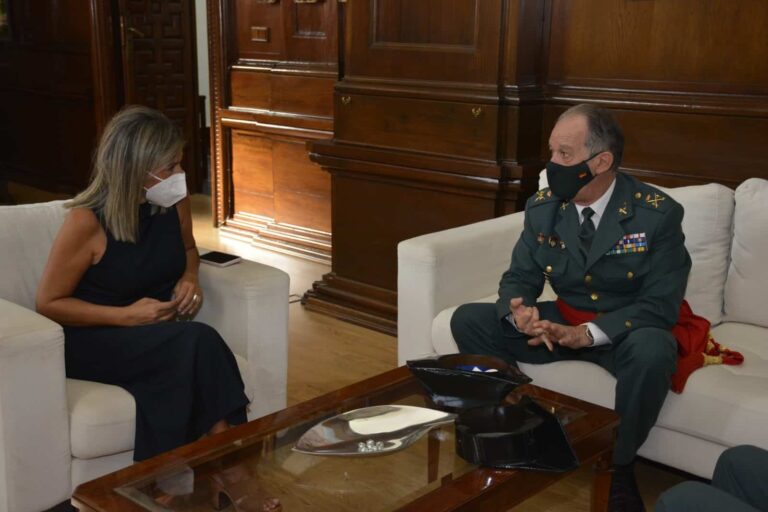 Milagros Tolón despide al general Francisco Esteban Pérez que deja su puesto como jefe de la Guardia Civil en Castilla-La Mancha.