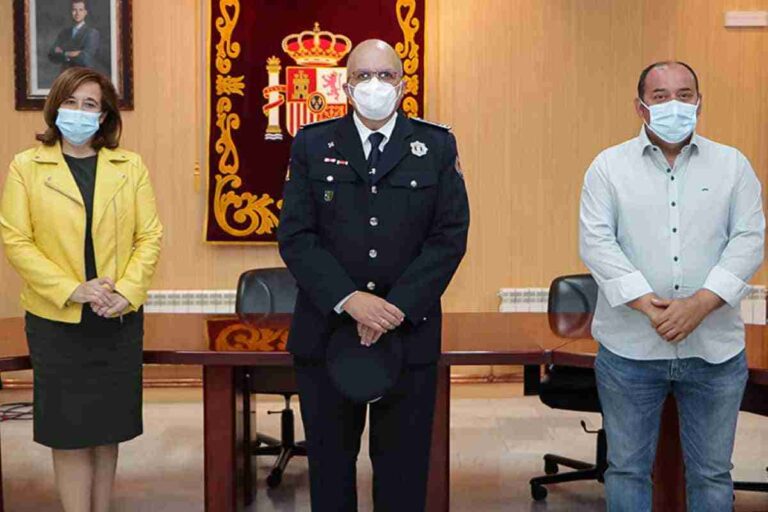 Alcaldesa de Argamasilla de Calatrava felicita a la policía local en la festividad de sus patronos
