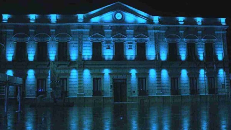 El ayuntamiento y los molinos se iluminarán de azul turquesa por el Día de la Dislexia