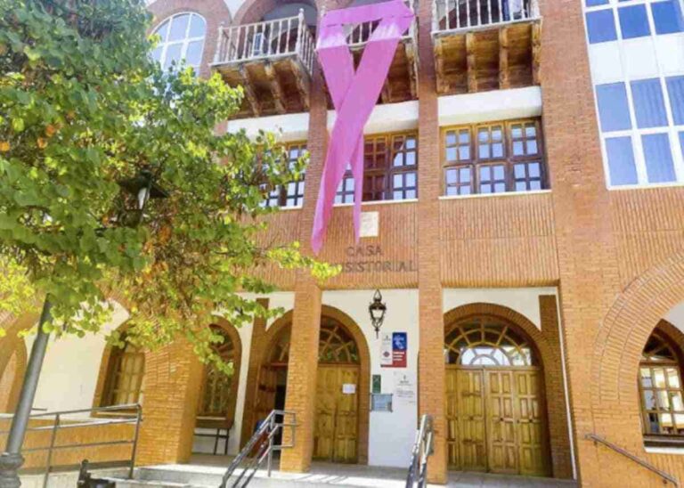 Argamasilla de Calatrava visibiliza durante este mes de octubre la lucha contra el cáncer de mama