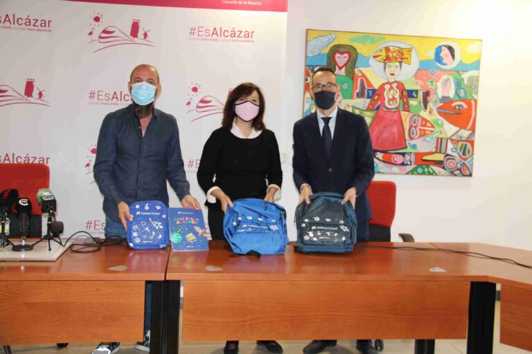 La Obra Social La Caixa entrega al ayuntamiento de Alcázar 100 lotes de material escolar para familias vulnerables