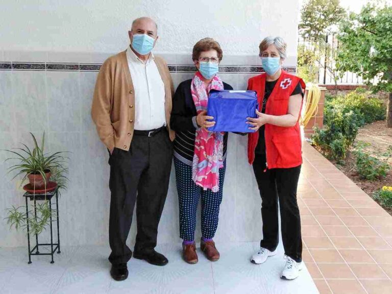 Día de las Personas Mayores con premios a domicilio celebró Cruz Roja de Almodóvar