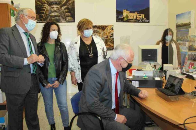 El Gobierno de Castilla-La Mancha genera los medios para que personas con discapacidad auditiva accedan a la Oficina de Información y Registro de Ciudad Real