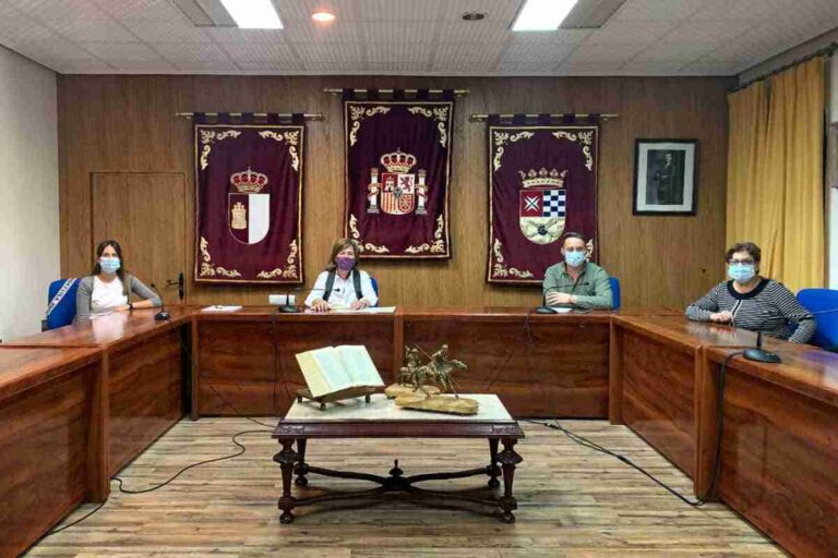 Reunión de Noelia Serrano con floristerías para armar la campaña de Todos los Santos