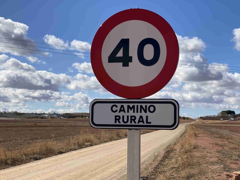 Alcázar instala 25 señales que limitan la velocidad en caminos rurales