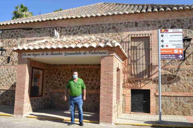 Marquesina nueva del autobús de Granátula de Calatrava acorde al entorno monumental