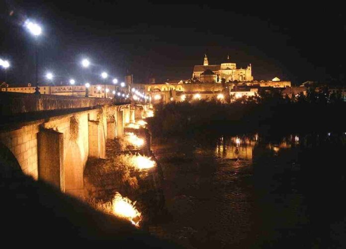 vista nocturna catedral mezquita