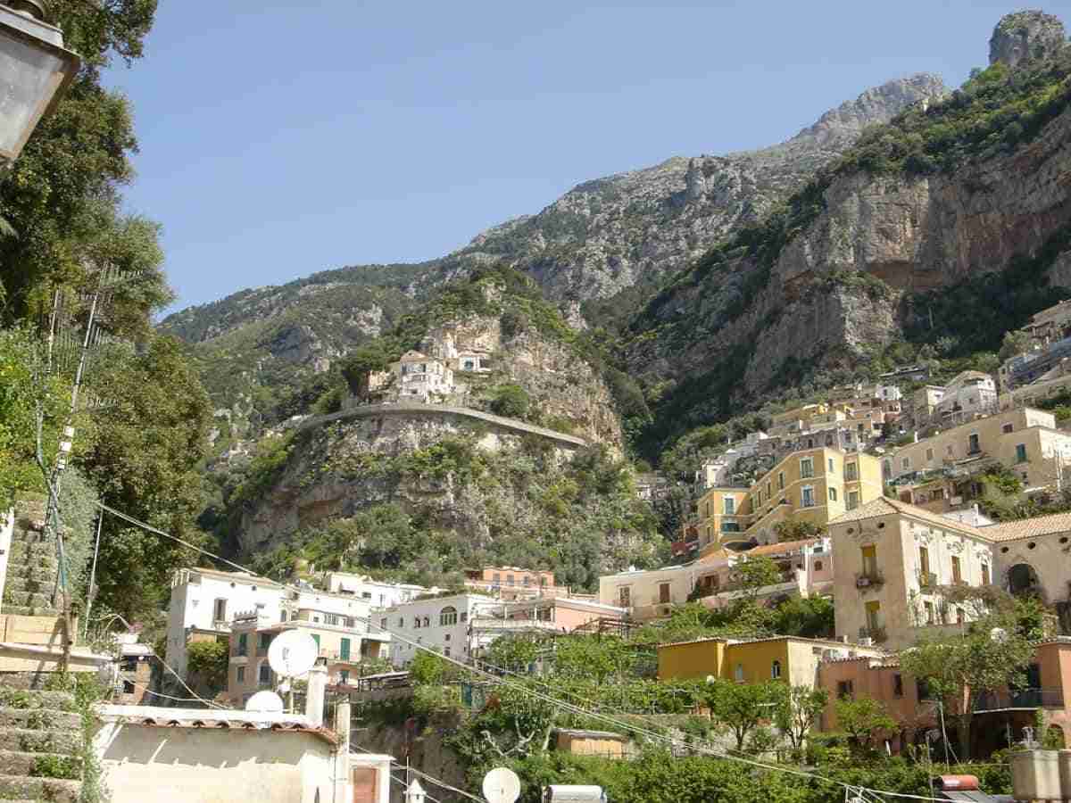 Conoce Positano en tu recorrido por la Costa Amalfitana 1 una vista de positano