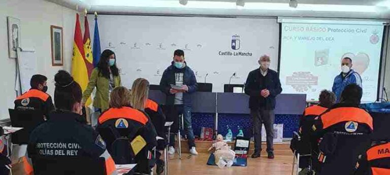 Cerca de 40 alumnos reciben formación básica sobre Protección Civil y el uso del desfibrilador automático