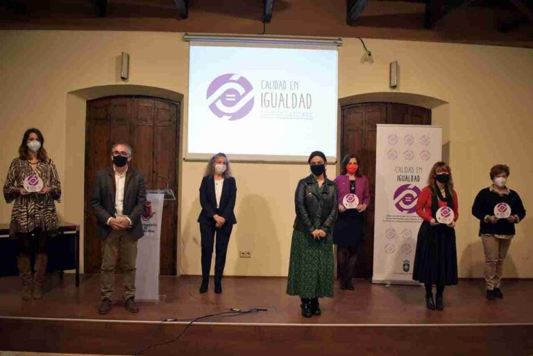 Pilar Zamora entrega los Distintivos municipales de calidad en igualdad de oportunidades 2020-2022