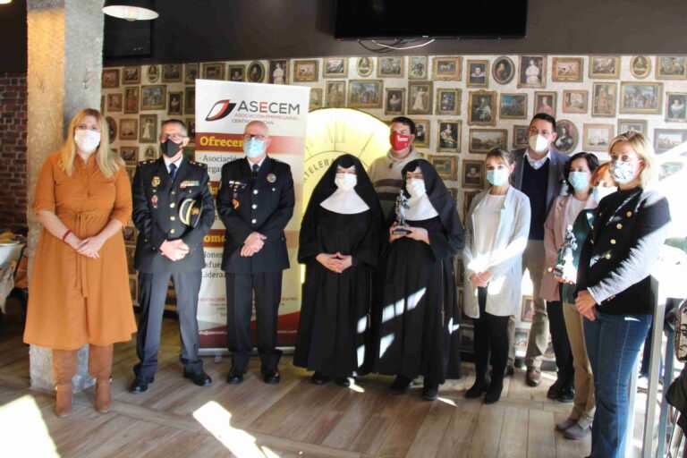 La Policía Nacional y Local junto con las Hermanas de la Cruz y Ancianos Desamparados, apadrinan el XVI Guiso de Bodas