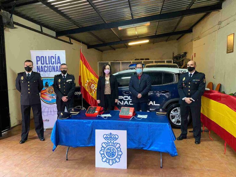 Diputación de Ciudad Real entrega dos desfibriladores a la Comisaría de Policía Nacional de Alcázar