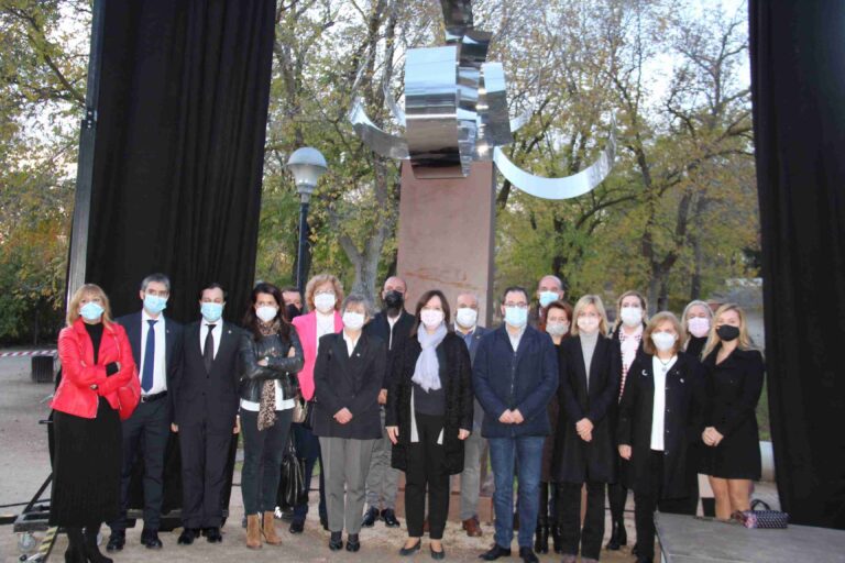 Alcázar recuerda a los fallecidos por coronavirus con un monumento en el Parque Alces