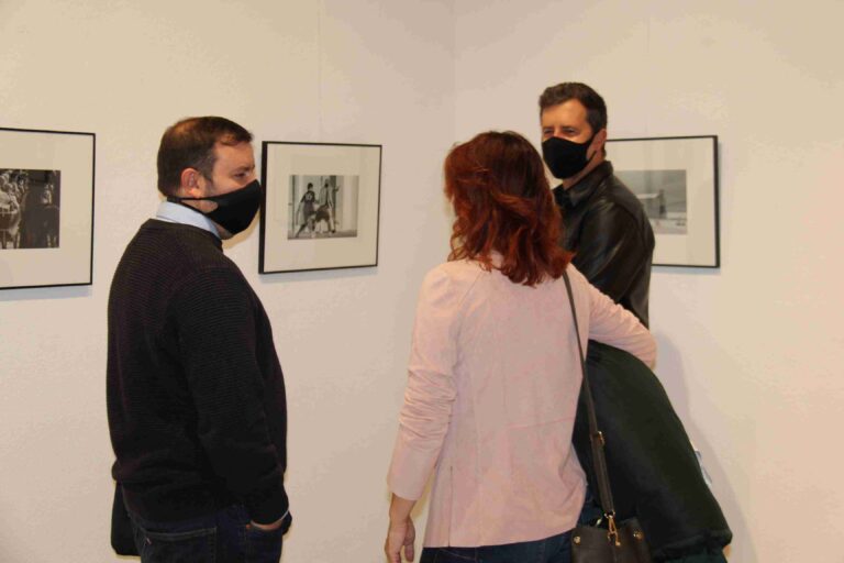 Inaugurada en el Museo Municipal la exposición “Miradas”, de Txus Leal