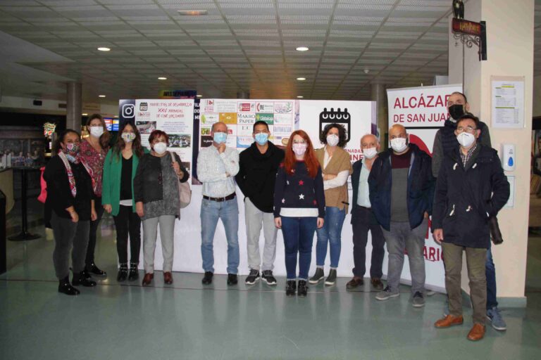 La concejala de Cooperación al Desarrollo, Alba Castellanos acompañó a las ONGs locales en la inauguración de las XXV Jornadas de Cine Solidario