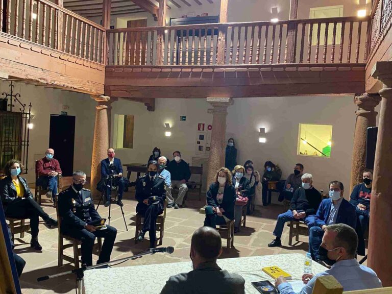 Jorge Jesús G. Bermúdez presenta su nuevo poemario “envuelta en azul”