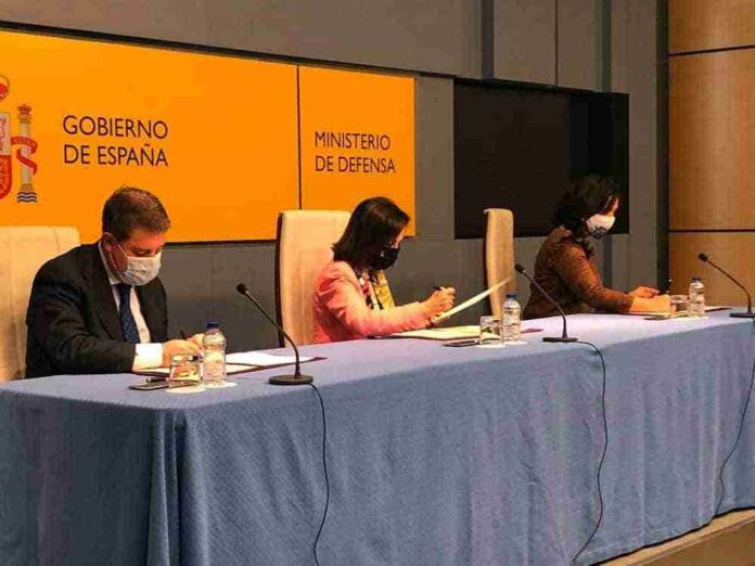 Defensa-Junta-y-Ayuntamiento-firman-el-protocolo-para-construir-viviendas.jpg