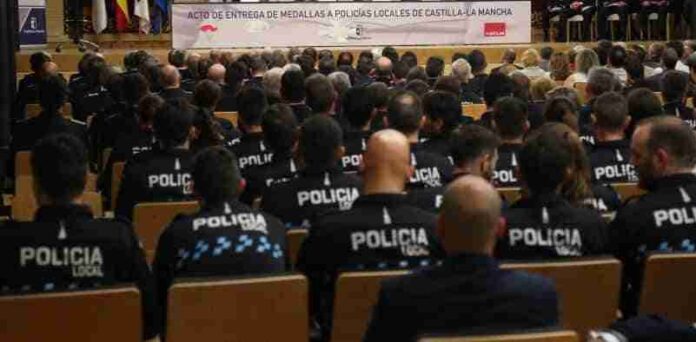El-Gobierno-regional-entrega-96-condecoraciones-de-Policia-Local-a.jpg