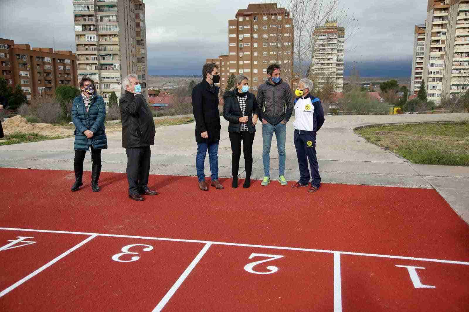 La alcaldesa visita una renovada pista de atletismo del Polígono, “piedra angular” del futuro complejo deportivo