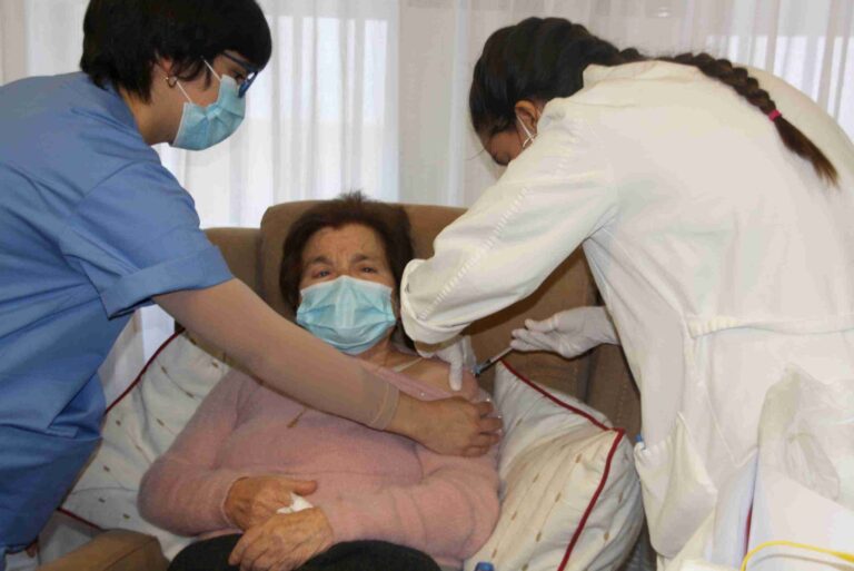 Primera vacunada contra el coronavirus en Alcázar de San Juan, Amparo Abengózar