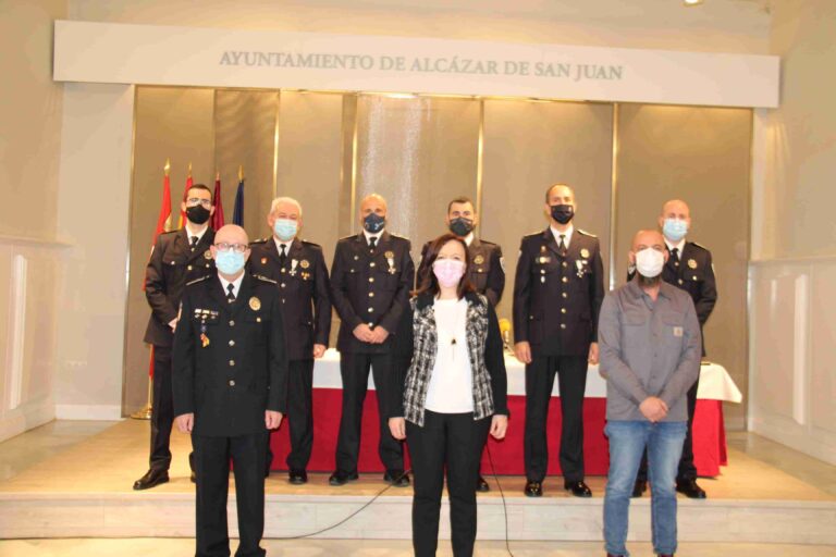 Tres agentes de Policía Local de Alcázar reciben la Medalla a la Permanencia en el mismo acto en el que se incorporan tres nuevos agentes