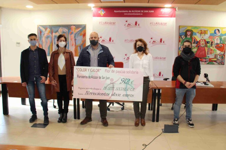 Las floristerías de Alcázar entregan a In-Situ Social 912 euros recaudados en la campaña “Calor y Color”