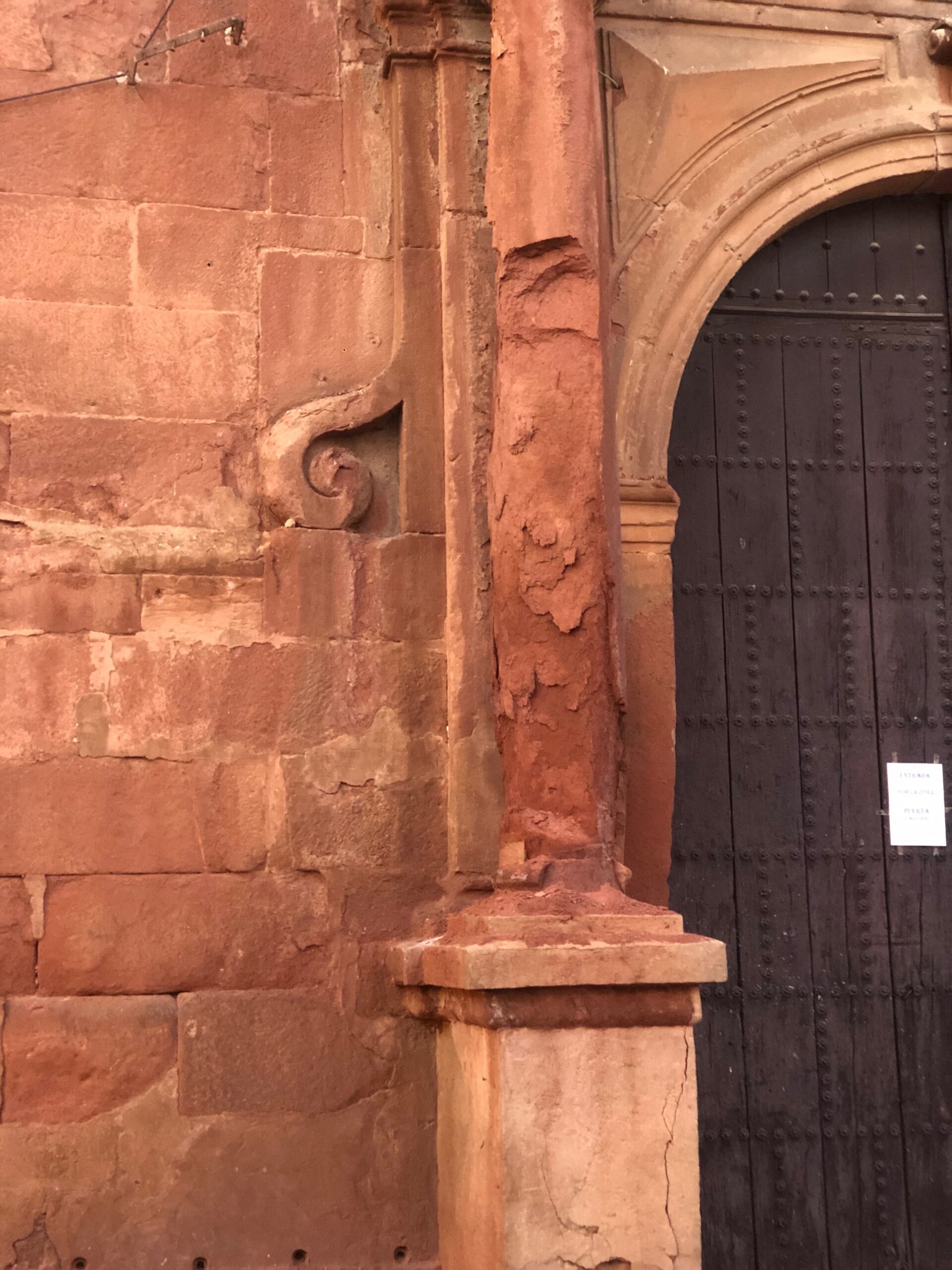 Santa Quiteria precintada por desprendimientos en una columna 1