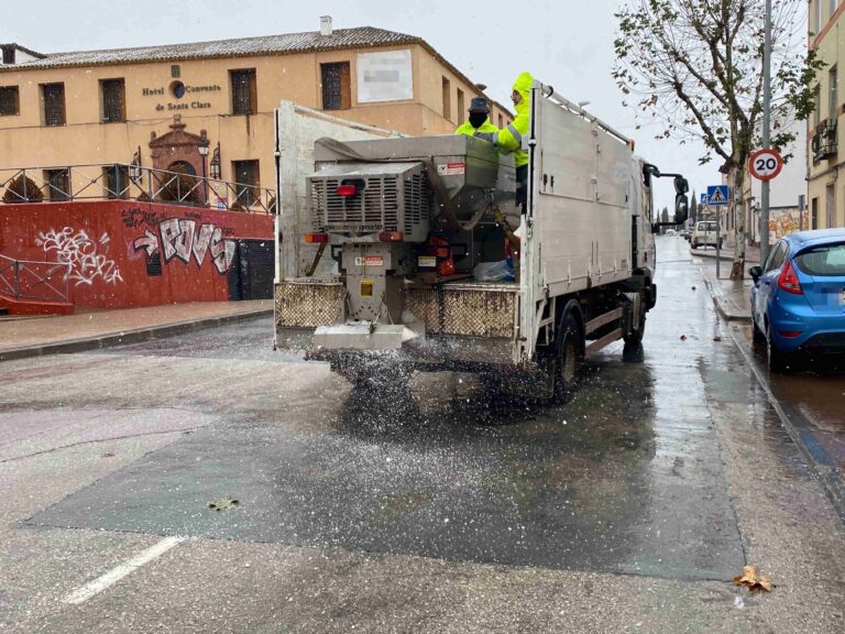 Alcázar distribuye 7.000 kilos de sal para prevenir placas de hielo en las principales calles de la ciudad
