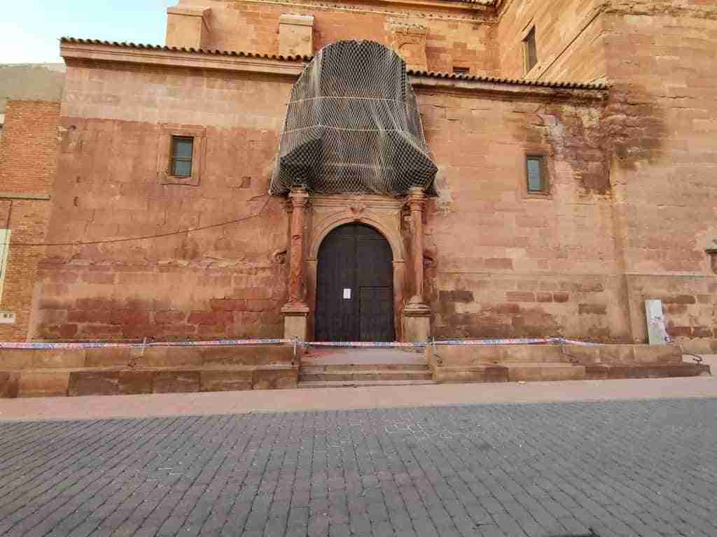 Santa Quiteria precintada por desprendimientos en una columna 4