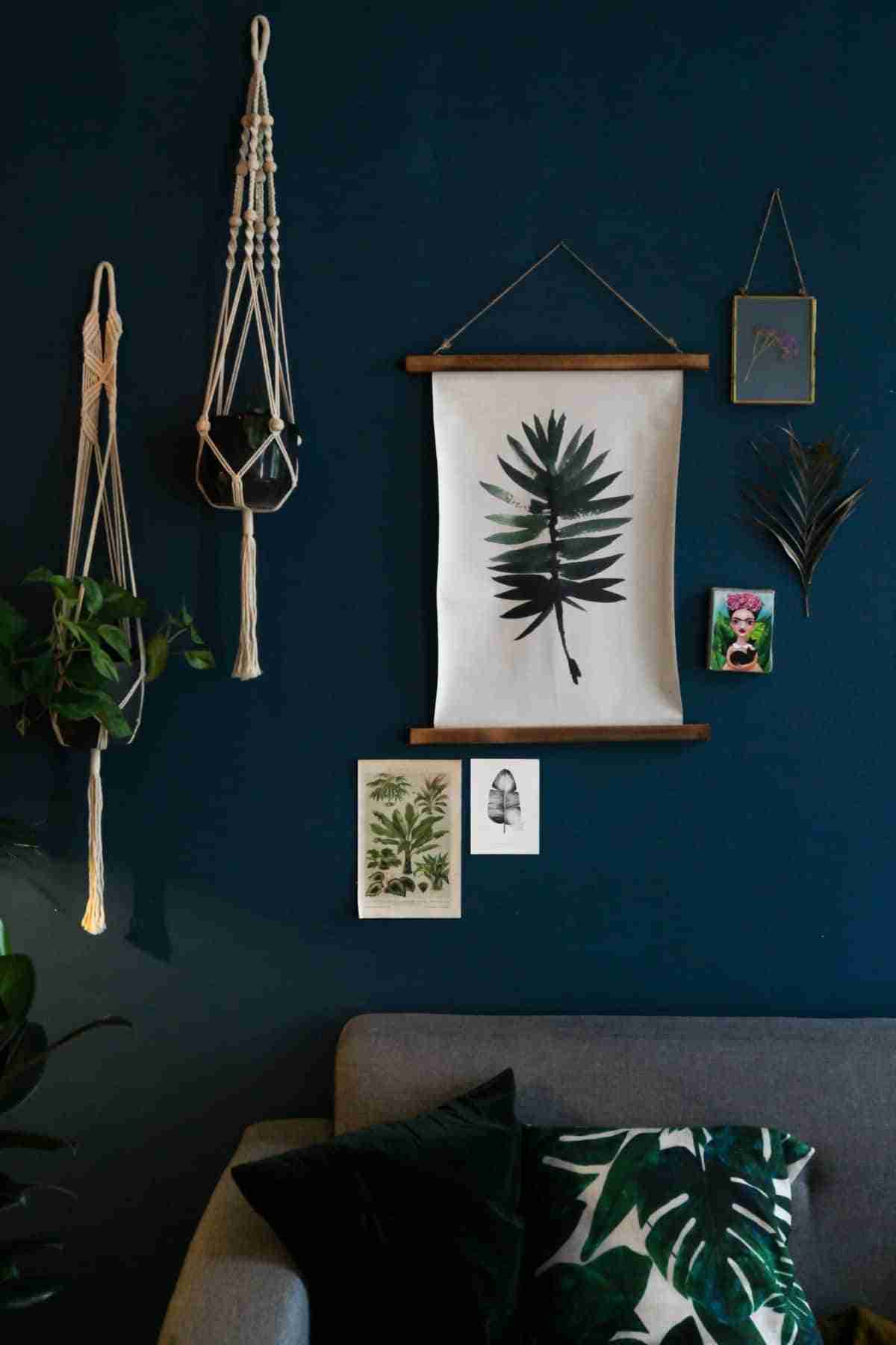 pared con cuadros de hojas