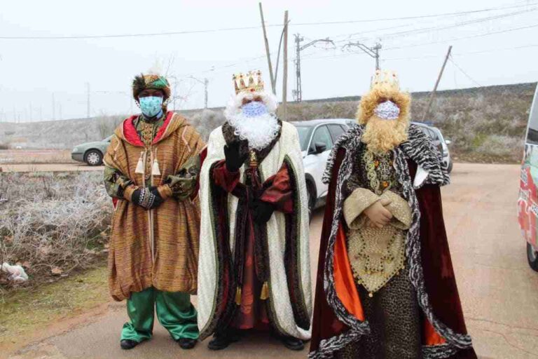 Los Reyes Magos recorren todas las calles de Alcázar en una larga jornada de ilusión y regalos