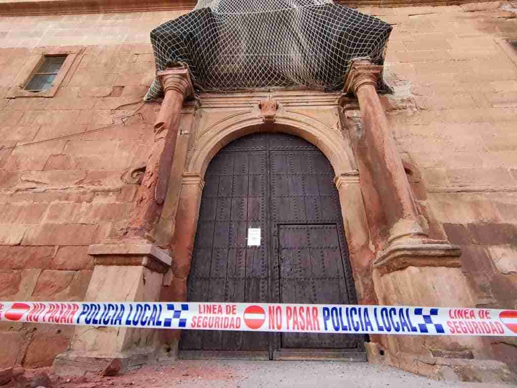 Santa Quiteria precintada por desprendimientos en una columna 3