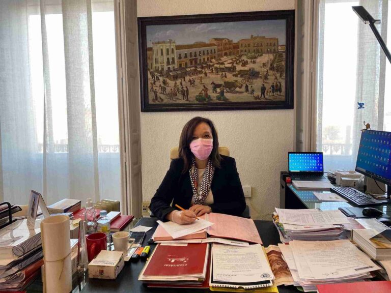 El ayuntamiento en la conmemoración del Día Mundial contra el cáncer agradece la labor que realiza la Asociación y promueve un programa de radio para tratar la enfermedad