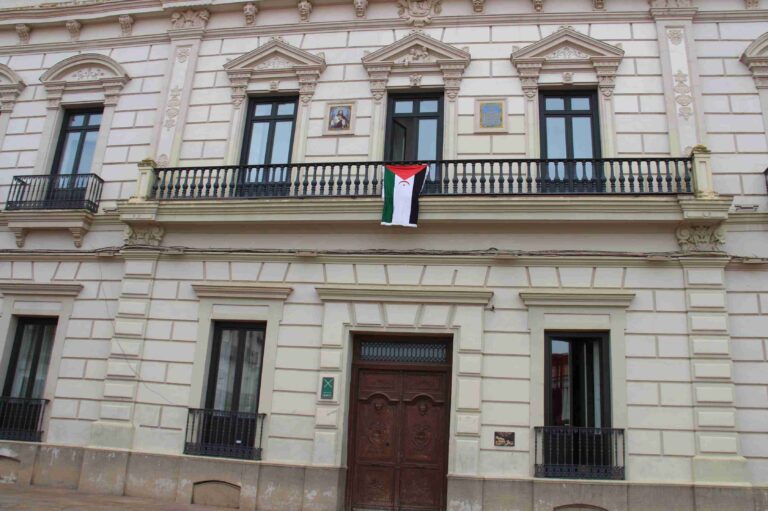 La bandera saharaui ondea en el balcón del ayuntamiento de Alcázar de San Juan
