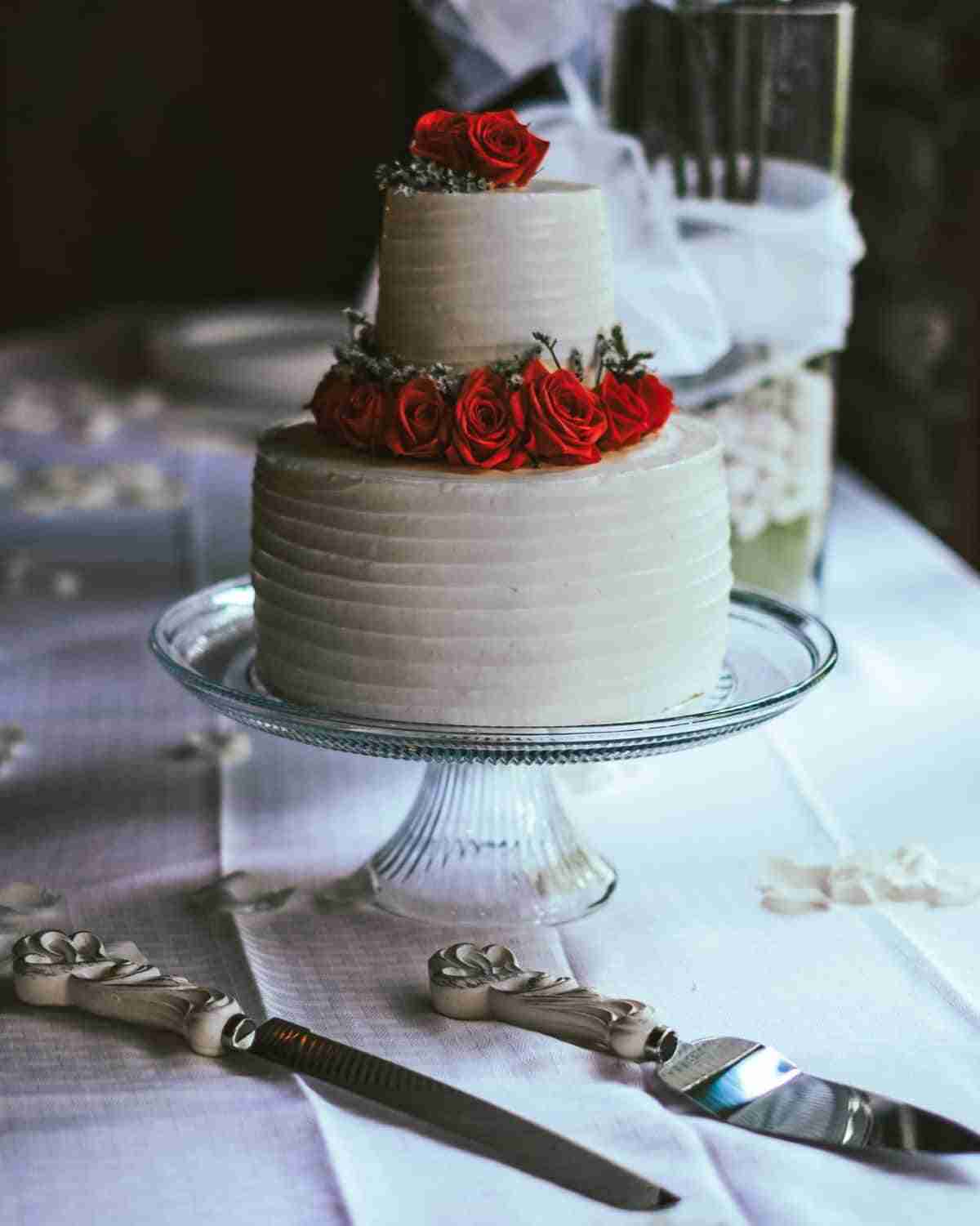 pasteles para bodas con rosas rojas