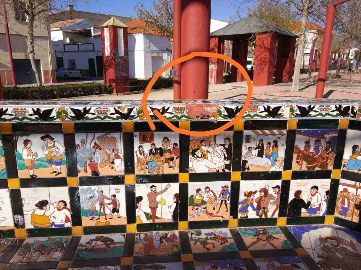 Vándalos atentan contra un patrimonio de azulejos del Quijote del parque Cervantes 38