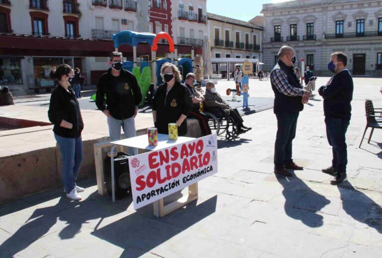 La Cofradía del Santo Entierro sale a la calle con mesas petitorias que sustituyen al Ensayo Solidario