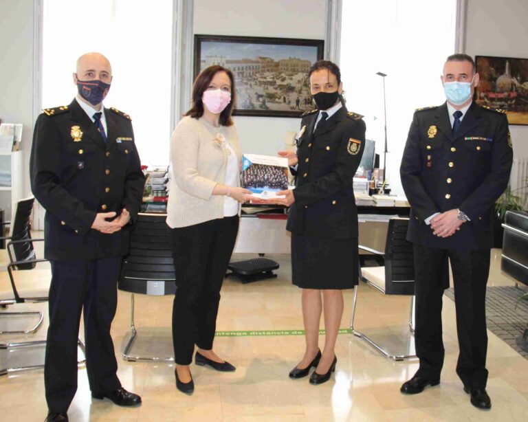 Rosa Melchor recibe el libro “Incorporación de la mujer a la Policía Nacional. 40 aniversario. Creciendo en igualdad”