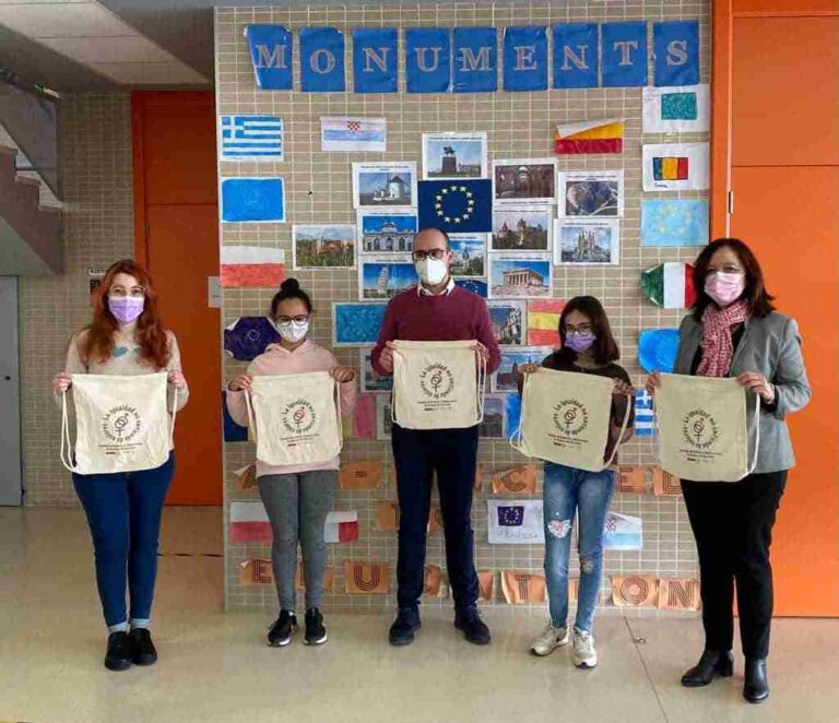 Las mochilas por la igualdad llegan a los centros educativos dentro de la programación del Día de la Mujer