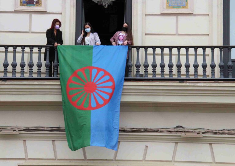 La bandera del pueblo gitano ondea del balcón del Ayuntamiento de Alcázar de San Juan