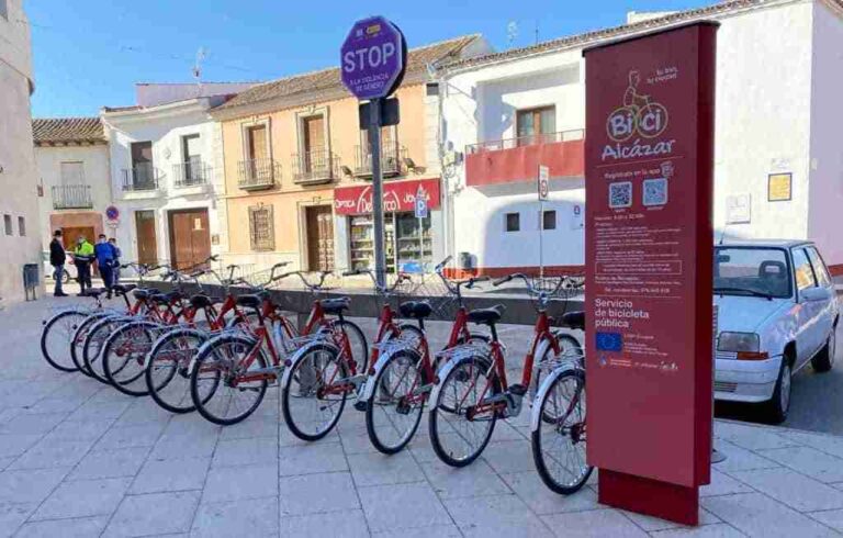 El servicio municipal de préstamo de bicicletas, BiciAlcázar ya está operativo