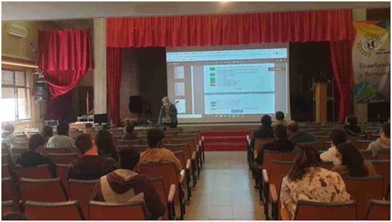 El Centro de Empresas presenta los servicios de punto PAE para la creación de empresas y fomenta el emprendimiento entre los jóvenes estudiantes de la comarca