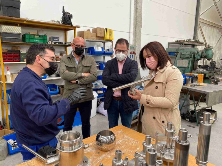 La alcaldesa visita la empresa Valnicrom puntera en el mercado de fabricación de válvulas y accesorios de acero inoxidable