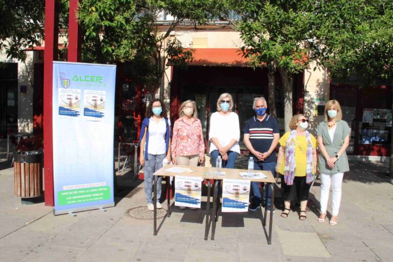 Alcer Alcázar conmemora el Día Nacional del Donante de Órganos y Tejidos con una mesa informativa en la Plaza de España