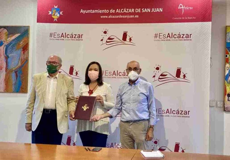 La Asociación Española contra el Cáncer renueva su convenio anual con el Ayuntamiento de Alcázar