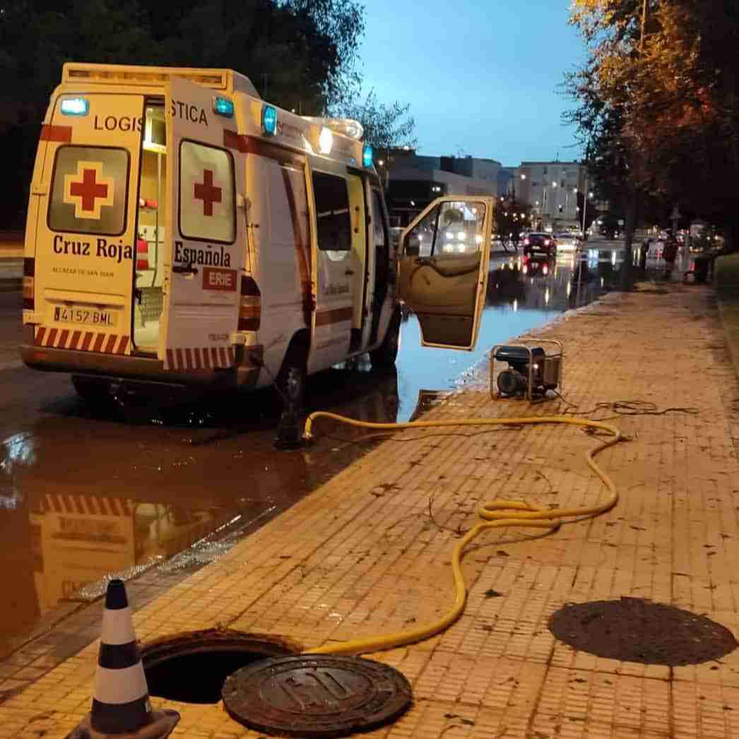 La tormenta de granizo, lluvia y viento deja en Alcázar árboles y ramas caídas y balsas de agua en la calzada 2